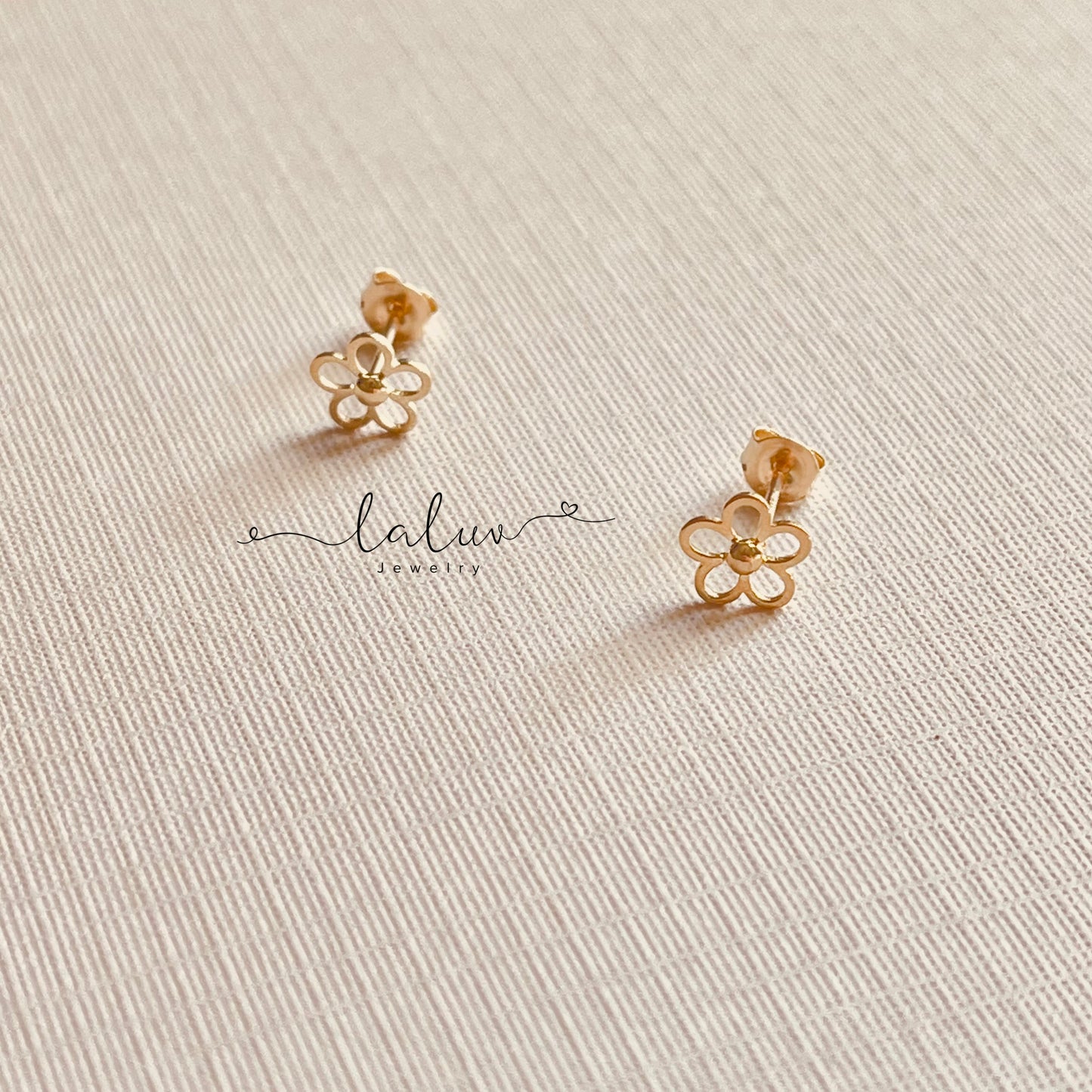 9k Gold Daisy Flower Wire Earrings